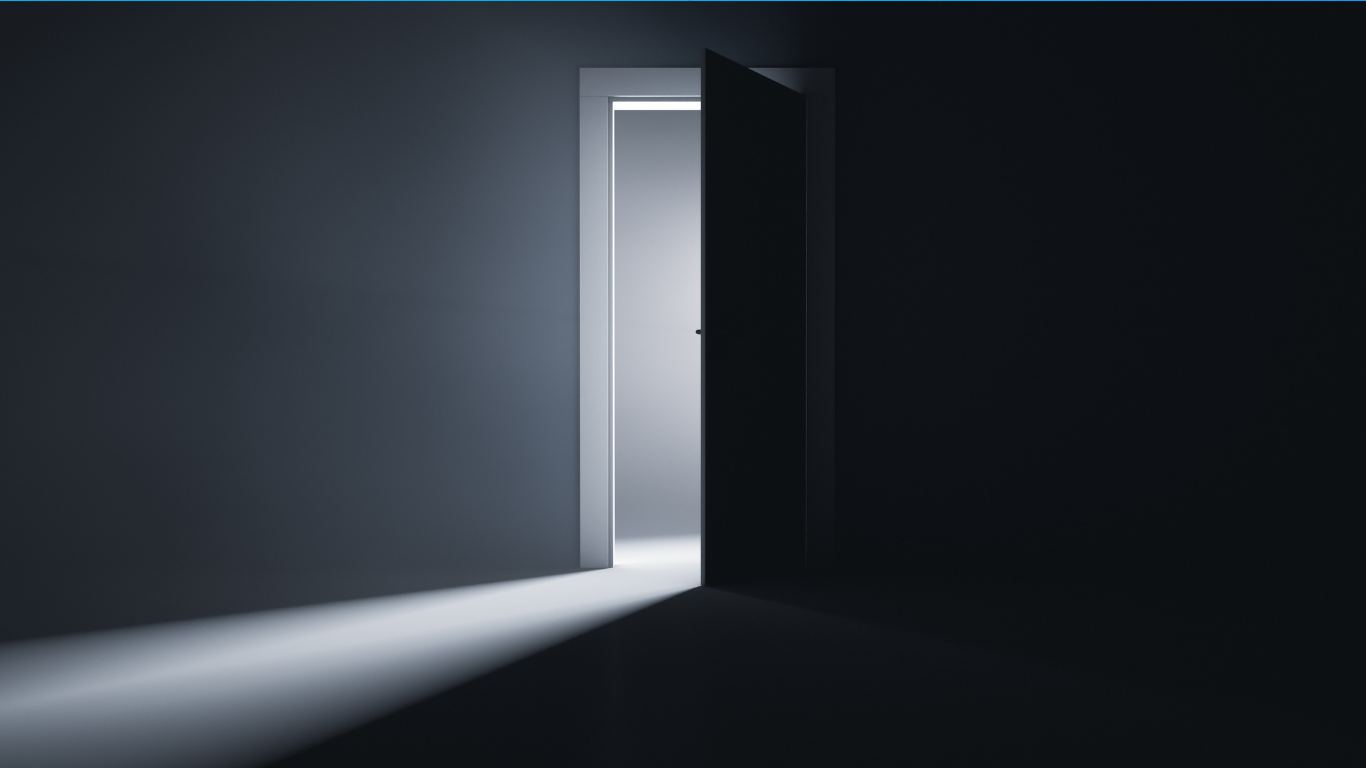 Porta socchiusa che lascia filtrare la luce in un ingresso buio